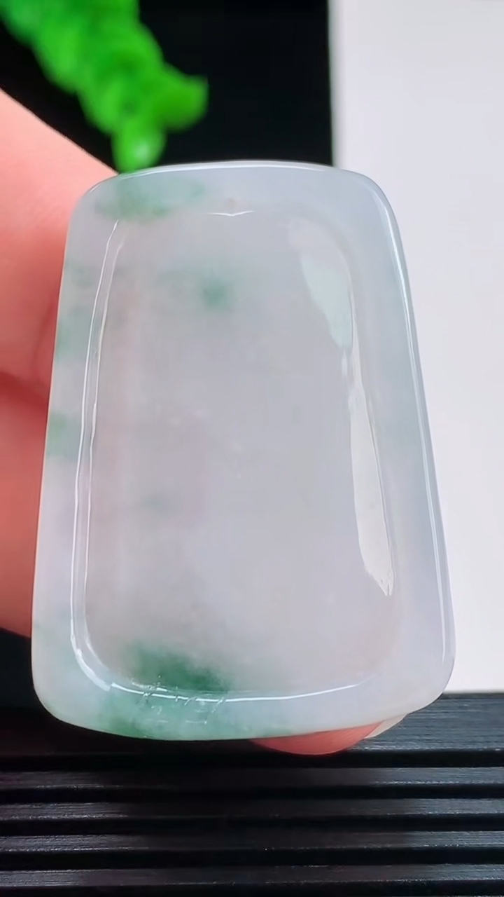 天然A货翡翠冰种飘花普贤菩萨吊坠，尺寸40.6-29-6.3重量:16.31g
8月26日