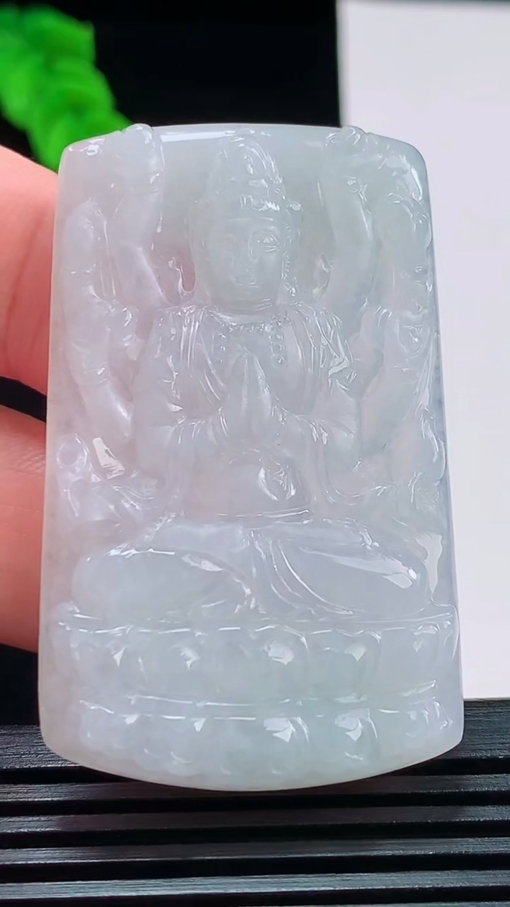 天然A货翡翠千手观音菩萨吊坠，尺寸51.7-31.7-5.6重量:20.36g
8月26日