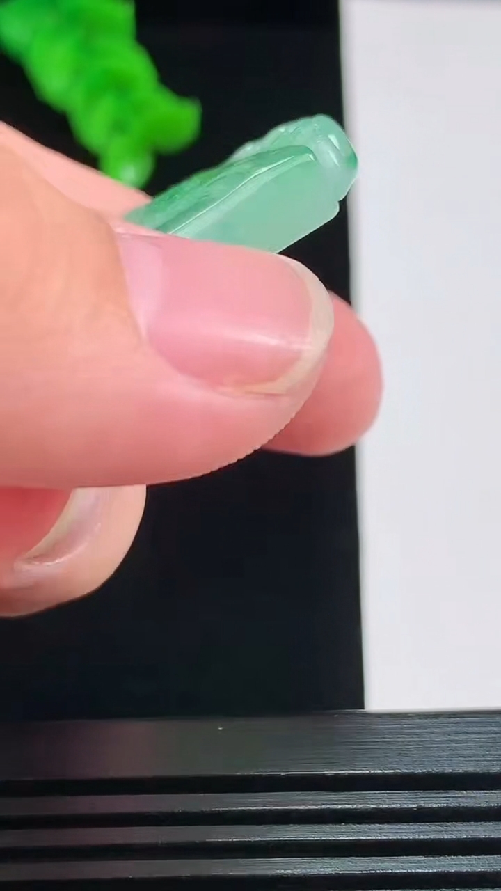 天然A货翡翠山水牌吊坠，尺寸50.8-32.2-5.3重量:23.57g
8月26日