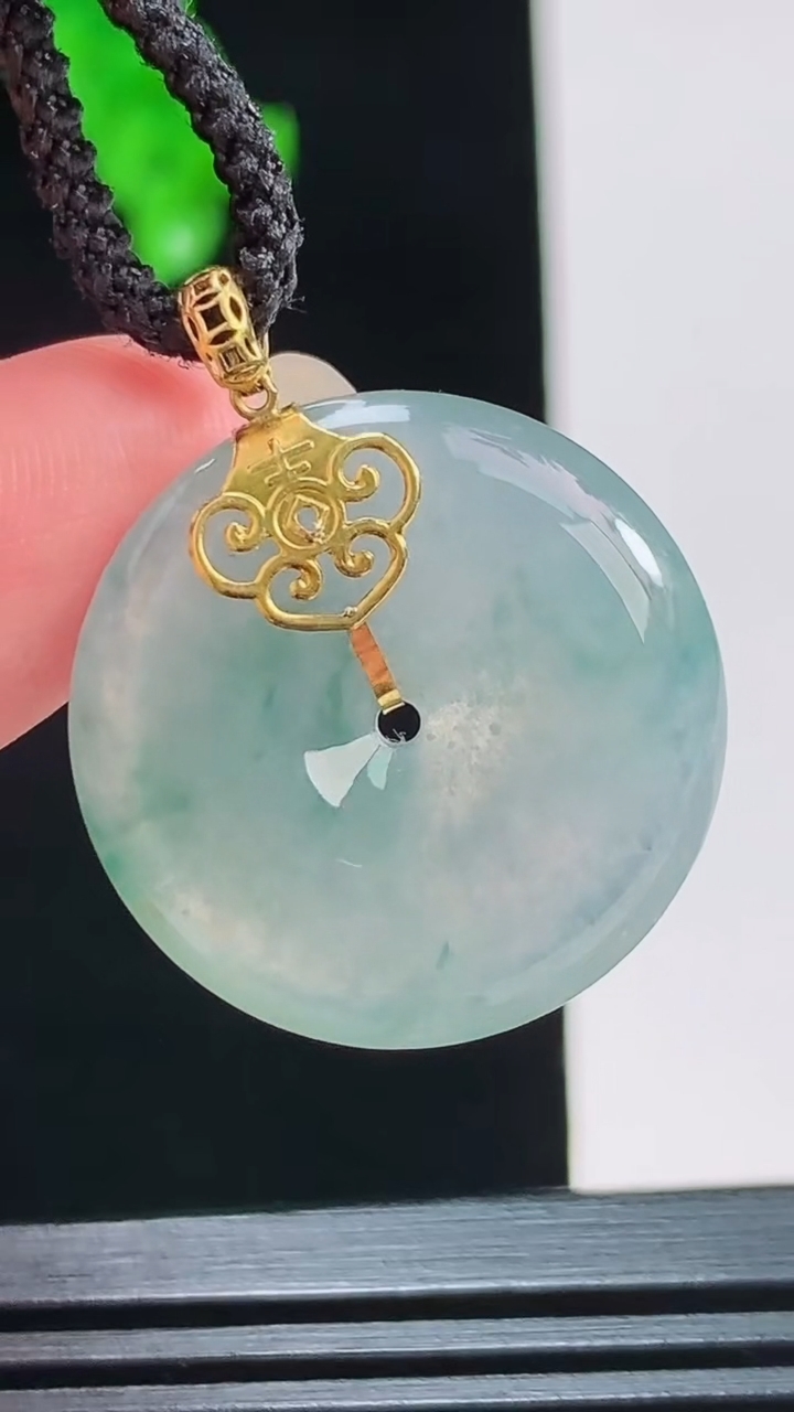 天然A货翡翠种飘花平安扣吊坠，尺寸24.5-5.3重量:6.43g
8月26日