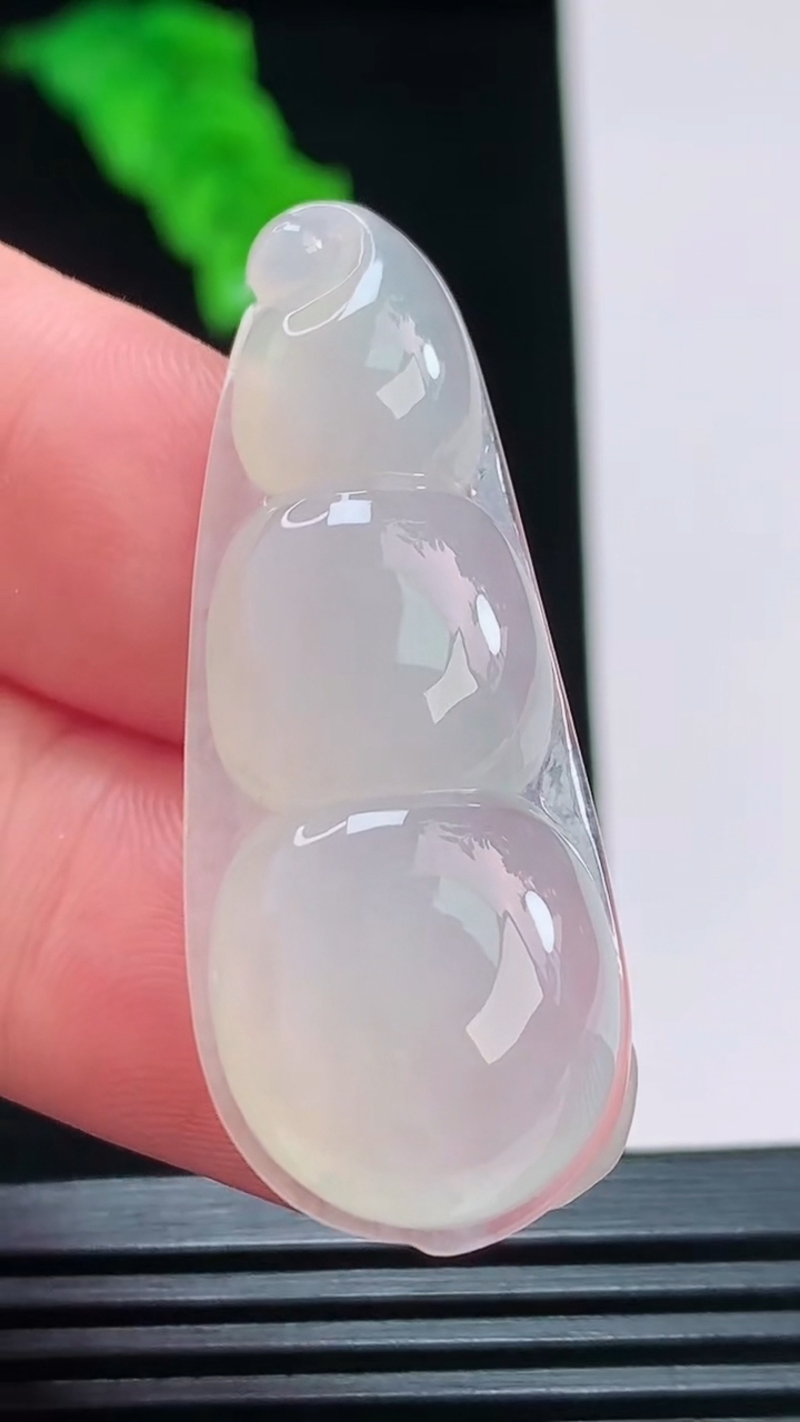 天然A货翡翠福豆吊坠，尺寸44.1-17.1-6.4重量:7.90g
8月26日