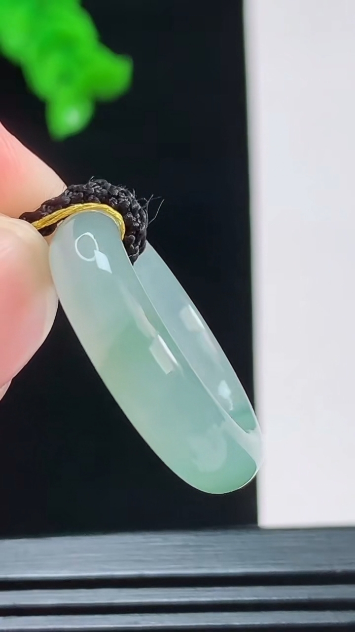 天然A货翡翠冰种飘花玉指环 戒指，尺寸17.5-5.9重量:4.15g2026年8月26日
工厂直销收藏佳品,种好水足，色泽均匀，有种有色，上手高大气！
