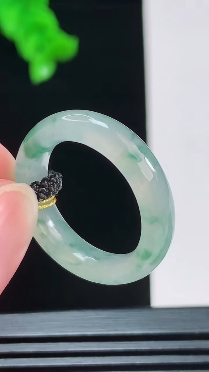 天然A货翡翠冰种飘花玉指环 戒指，尺寸17.7-5.9重量:3.66g2026年8月26日
工厂直销收藏佳品,种好水足，色泽均匀，有种有色，上手高大气！