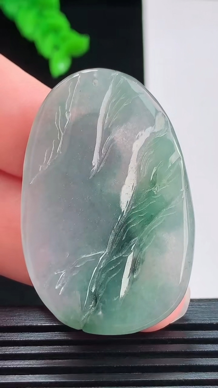 天然A货翡翠生肖虎吊坠，尺寸45.8-29.6-6.1重量:14.78g
8月26日