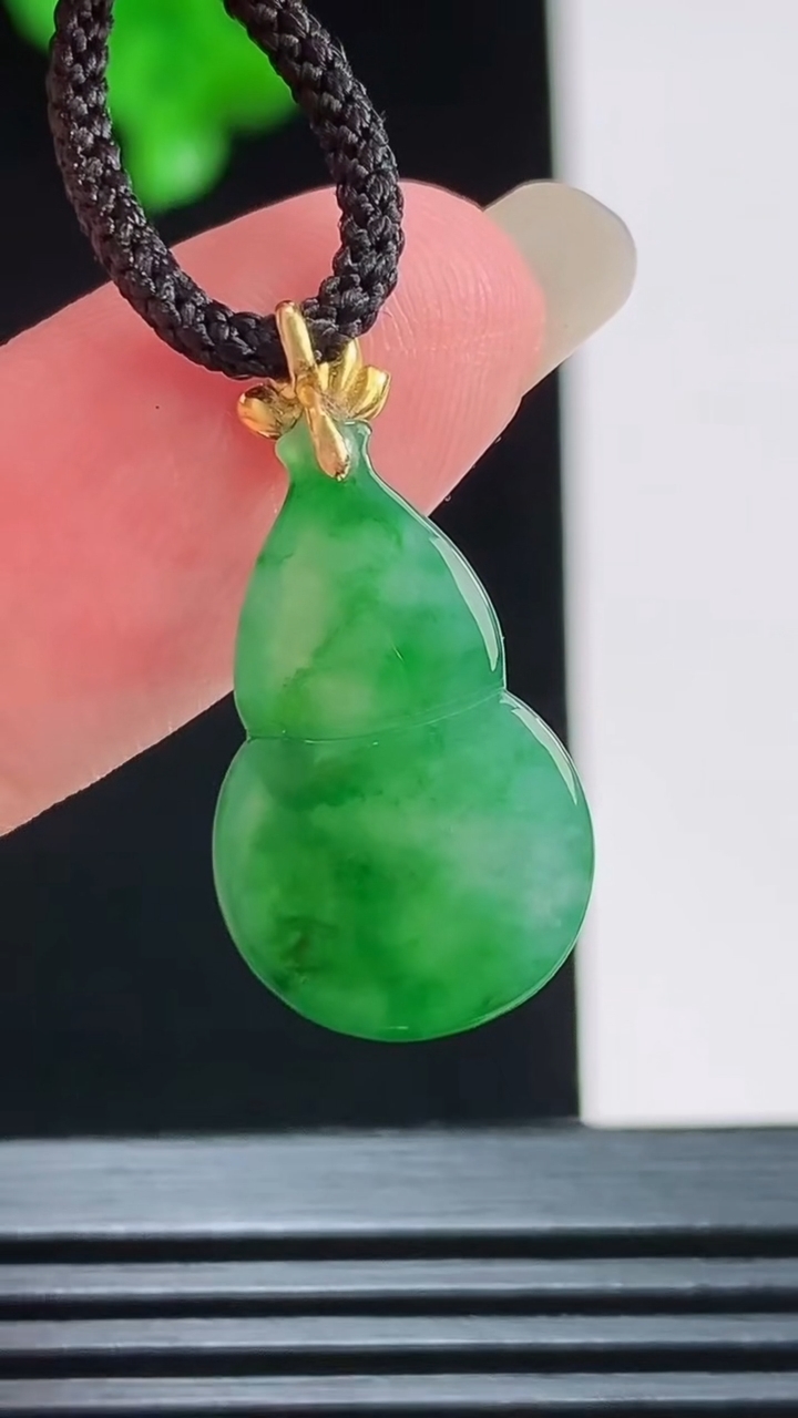 天然A货翡翠葫芦吊坠，尺寸19.6-12.3-4.3重量:1.60g
8月26日