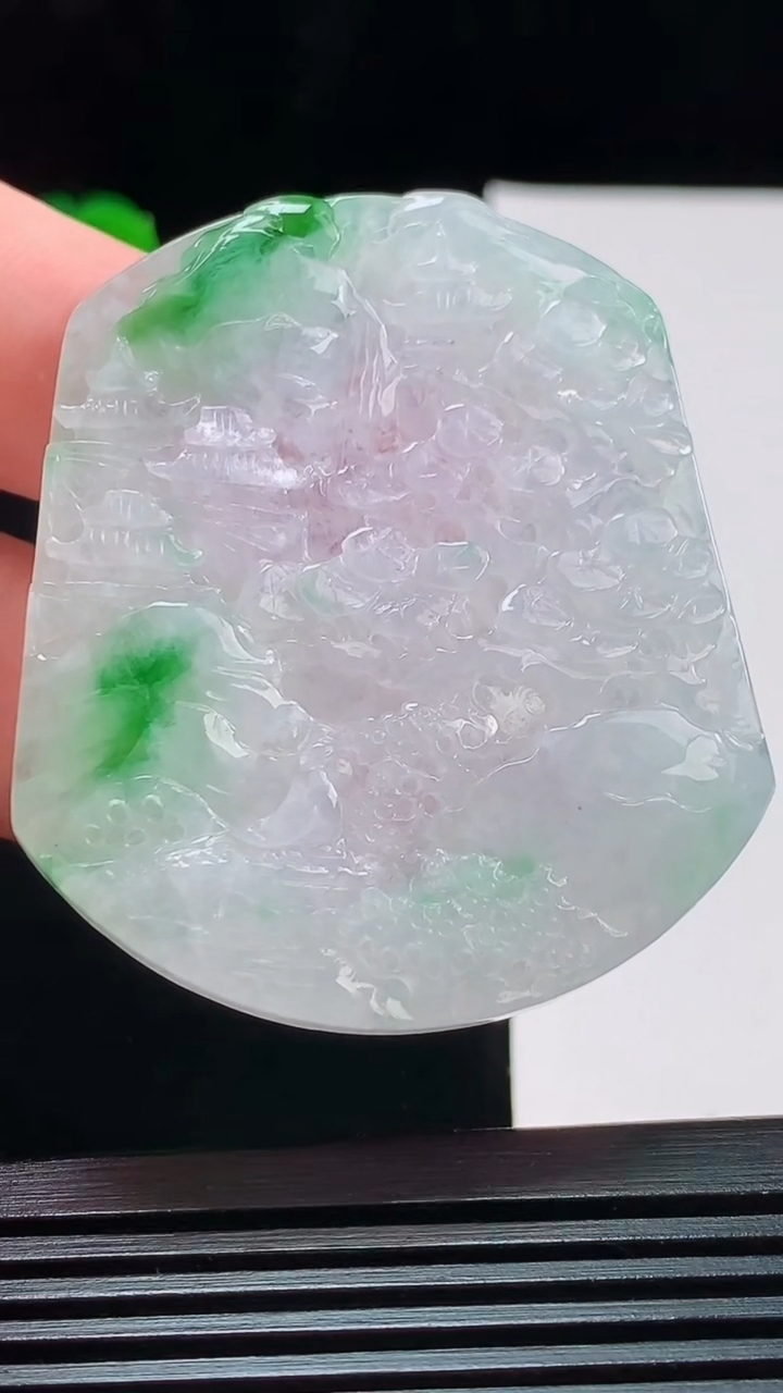 天然A货翡翠山水牌吊坠，尺寸53.4-46-6重量:29.20g
8月26日