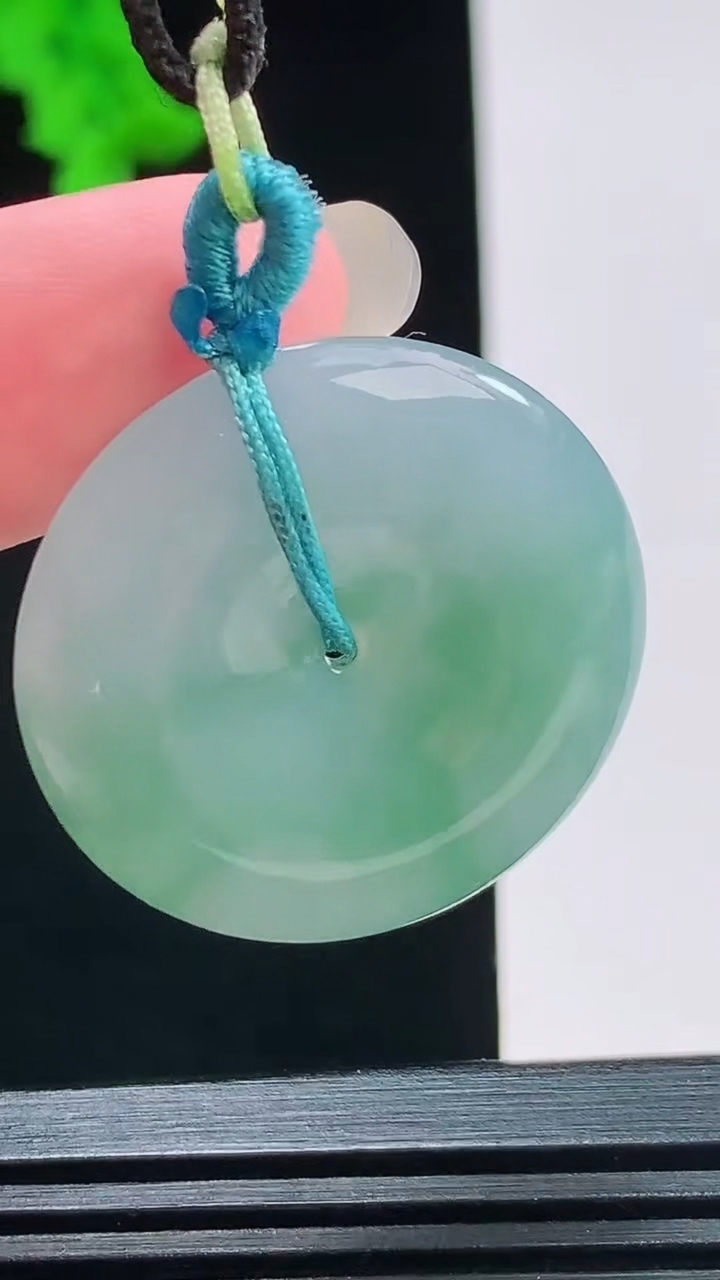天然A货翡翠平安扣吊坠，尺寸29.7-5重量:9.32g
8月26日