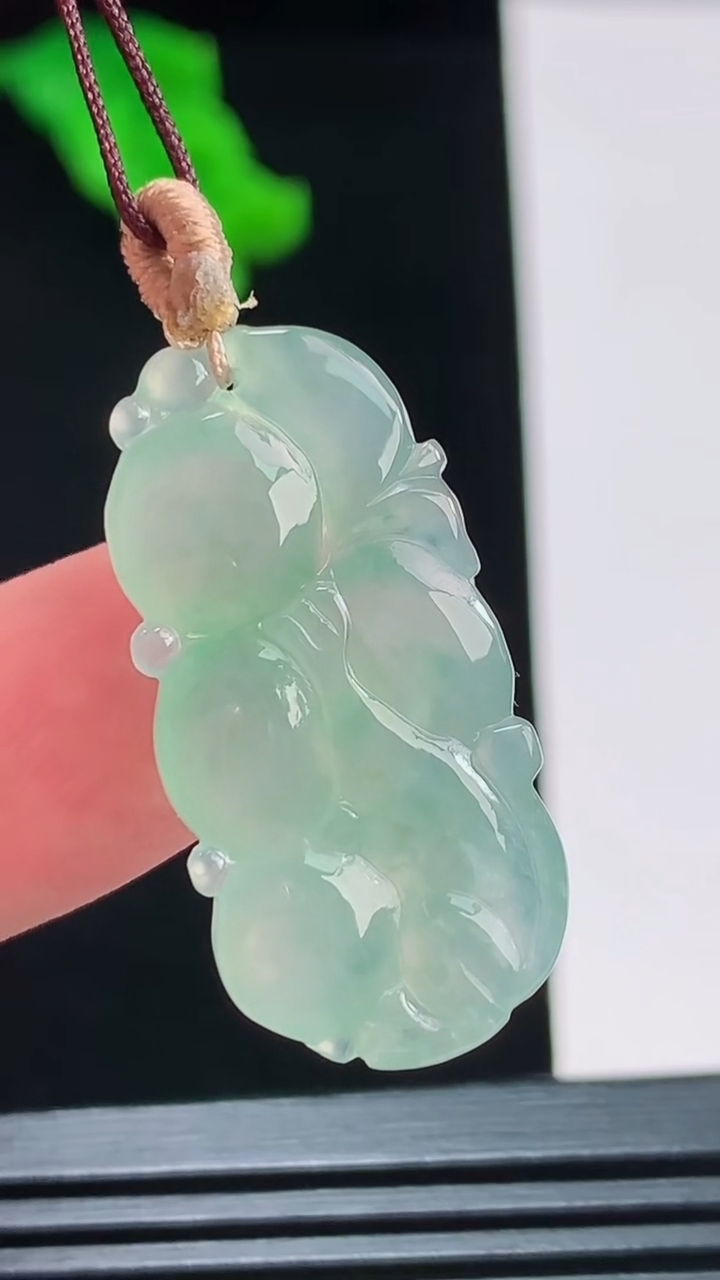 天然A货翡翠灵猴献瑞吊坠，尺寸30.1-15.2-5.3重量:4.89g
8月26日