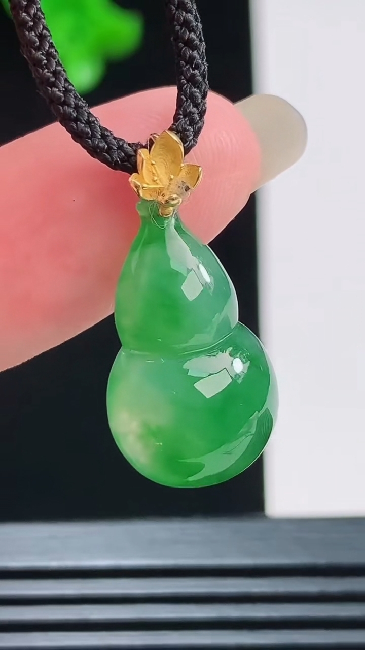 天然A货翡翠葫芦吊坠，尺寸19.6-12.3-4.3重量:1.60g
8月26日