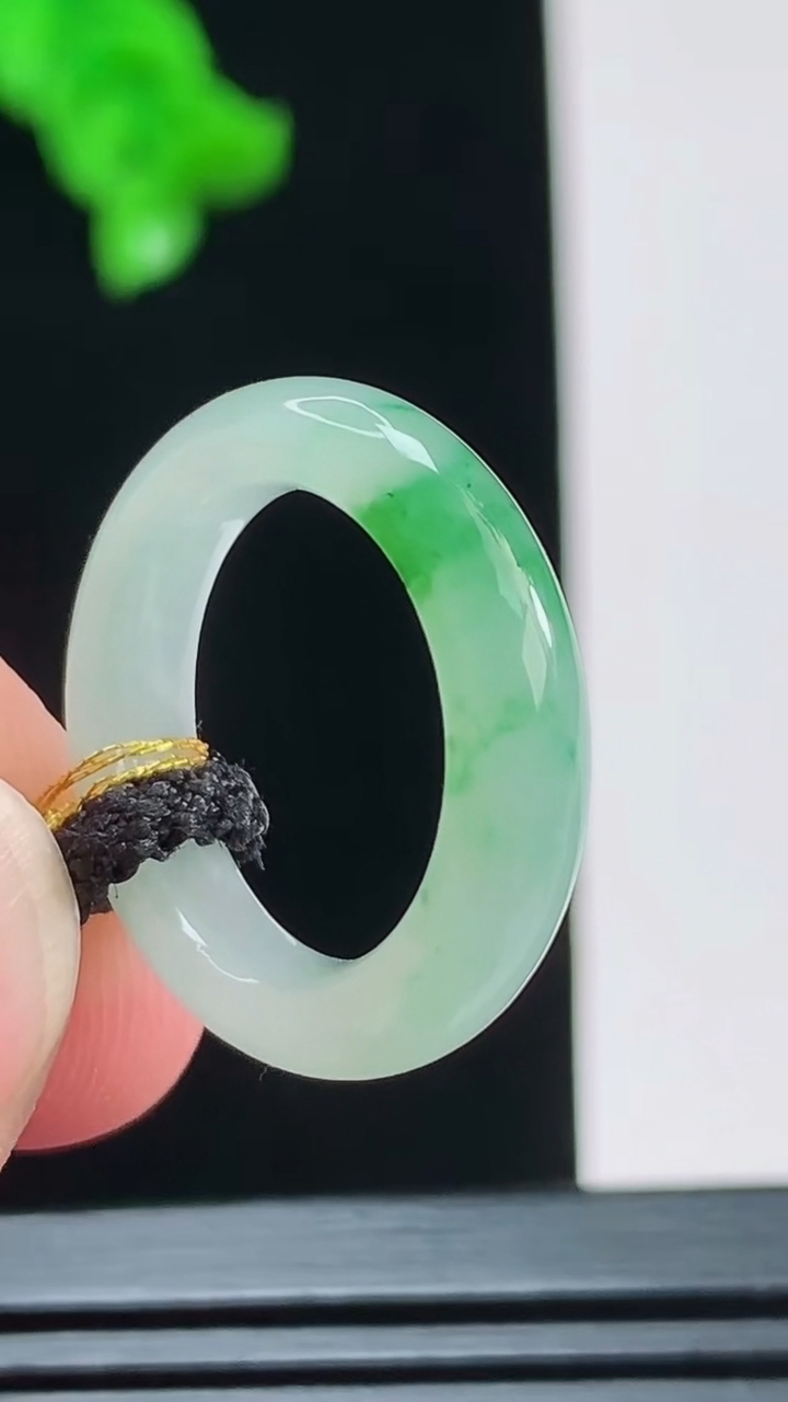 天然A货翡翠玉指环 戒指，尺寸15.5-5重量:2.82g2026年8月26日
工厂直销收藏佳品,种好水足，色泽均匀，有种有色，上手高大气！