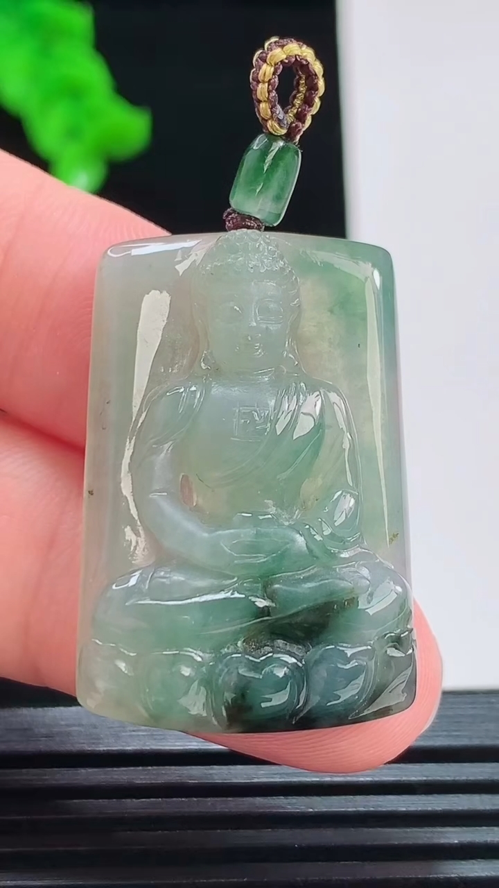 天然A货翡翠冰种飘花大日如来吊坠，尺寸33.6-22.5-5.7重量:9.00g
8月26日