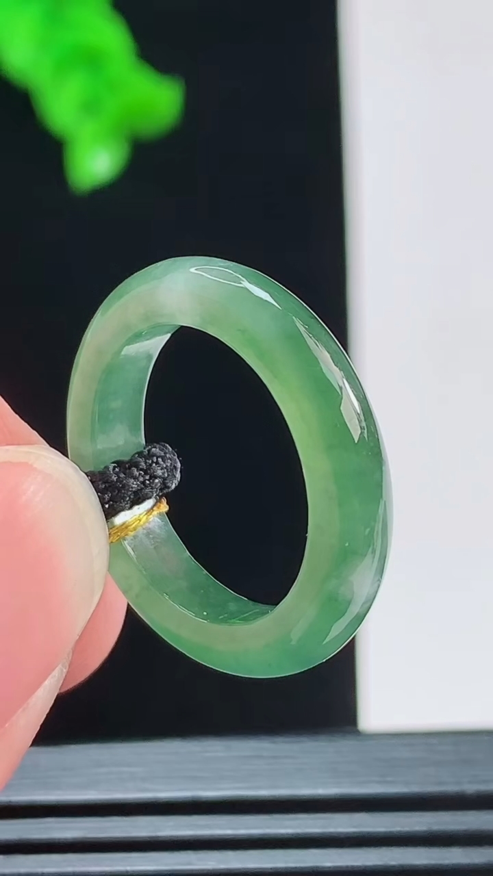 天然A货翡翠玉指环 戒指，尺寸17-4.4重量:2.82g2026年8月26日
工厂直销收藏佳品,种