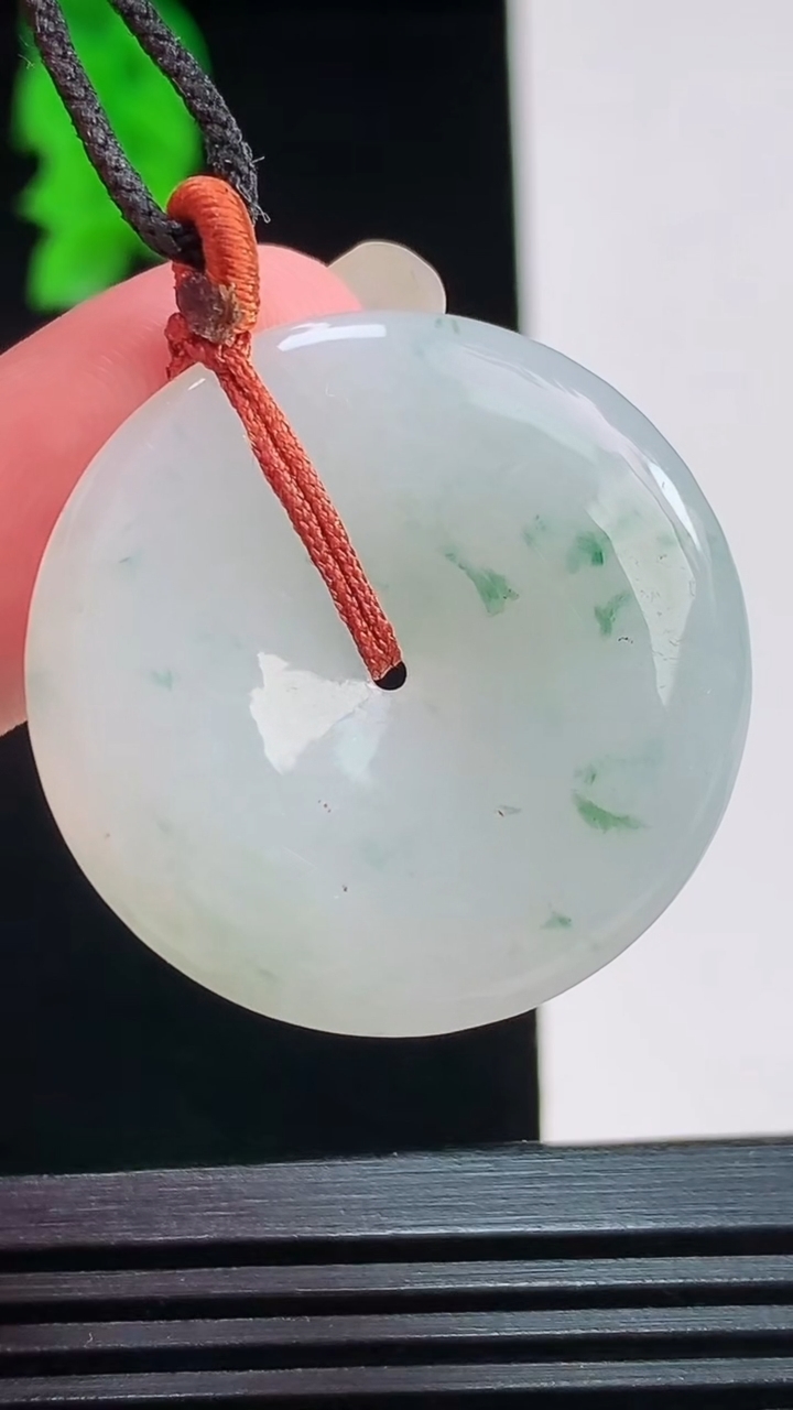 天然A货翡翠冰种飘花平安扣吊坠，尺寸31.1-6重量:11.24g
8月26日