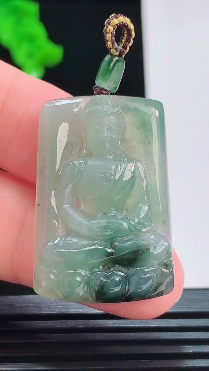 天然A货翡翠冰种飘花大日如来吊坠，尺寸33.6-22.5-5.7重量:9.00g
8月26日
