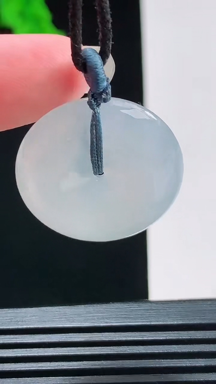 天然A货翡翠平安扣吊坠，尺寸25.7-5.9重量:8.15g
8月26日