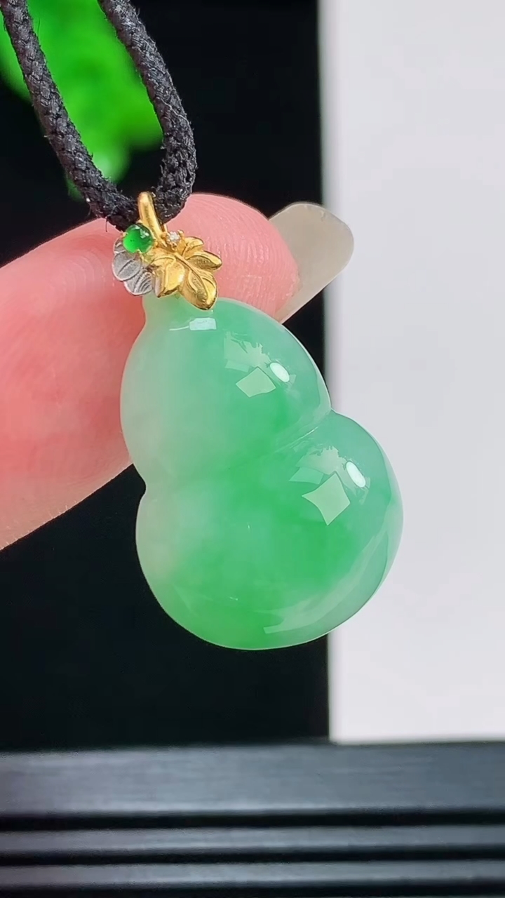 天然A货翡翠葫芦吊坠，尺寸22.1-14.9-5.9重量:3.45g
8月26日