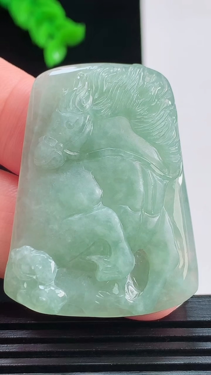 天然A货翡翠生肖马吊坠，尺寸43.7-31.8-5.2重量:14.68g
8月26日