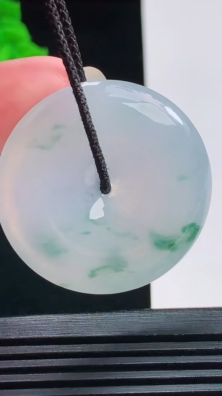 天然A货翡翠冰种飘花平安扣吊坠，尺寸34.7-5.7重量:13.95g
8月26日