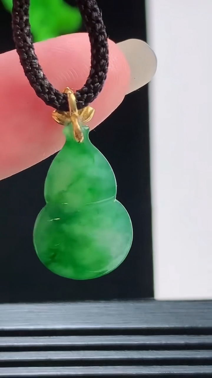 天然A货翡翠葫芦吊坠，尺寸19.6-12.3-4.3重量:1.60g
8月26日