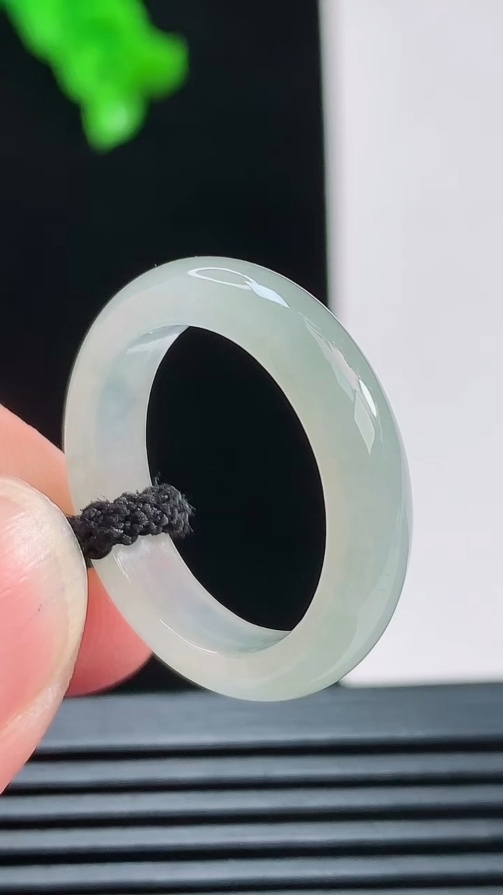 天然A货翡翠玉指环 戒指，尺寸18.4-5重量:3.11g2026年8月26日
工厂直销收藏佳品,种