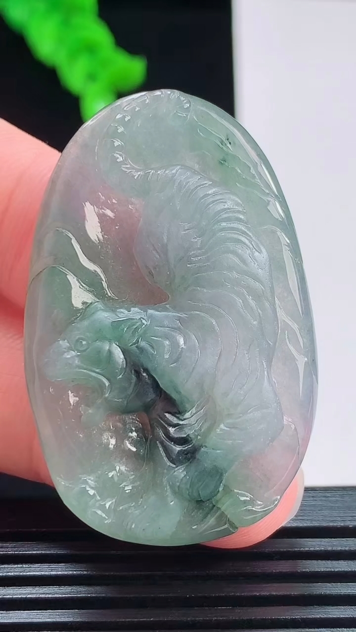 天然A货翡翠生肖虎吊坠，尺寸45.8-29.6-6.1重量:14.78g
8月26日