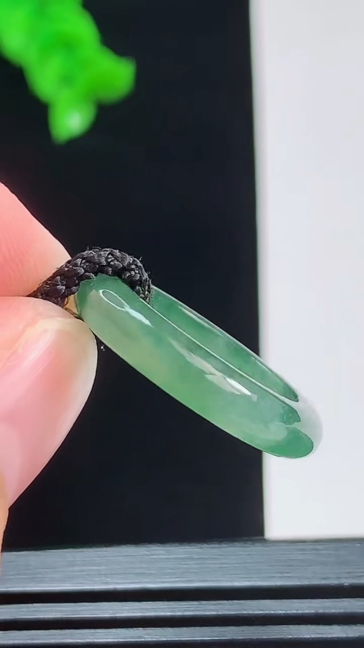 天然A货翡翠玉指环 戒指，尺寸17-4.4重量:2.82g2026年8月26日
工厂直销收藏佳品,种好水足，色泽均匀，有种有色，上手高大气！