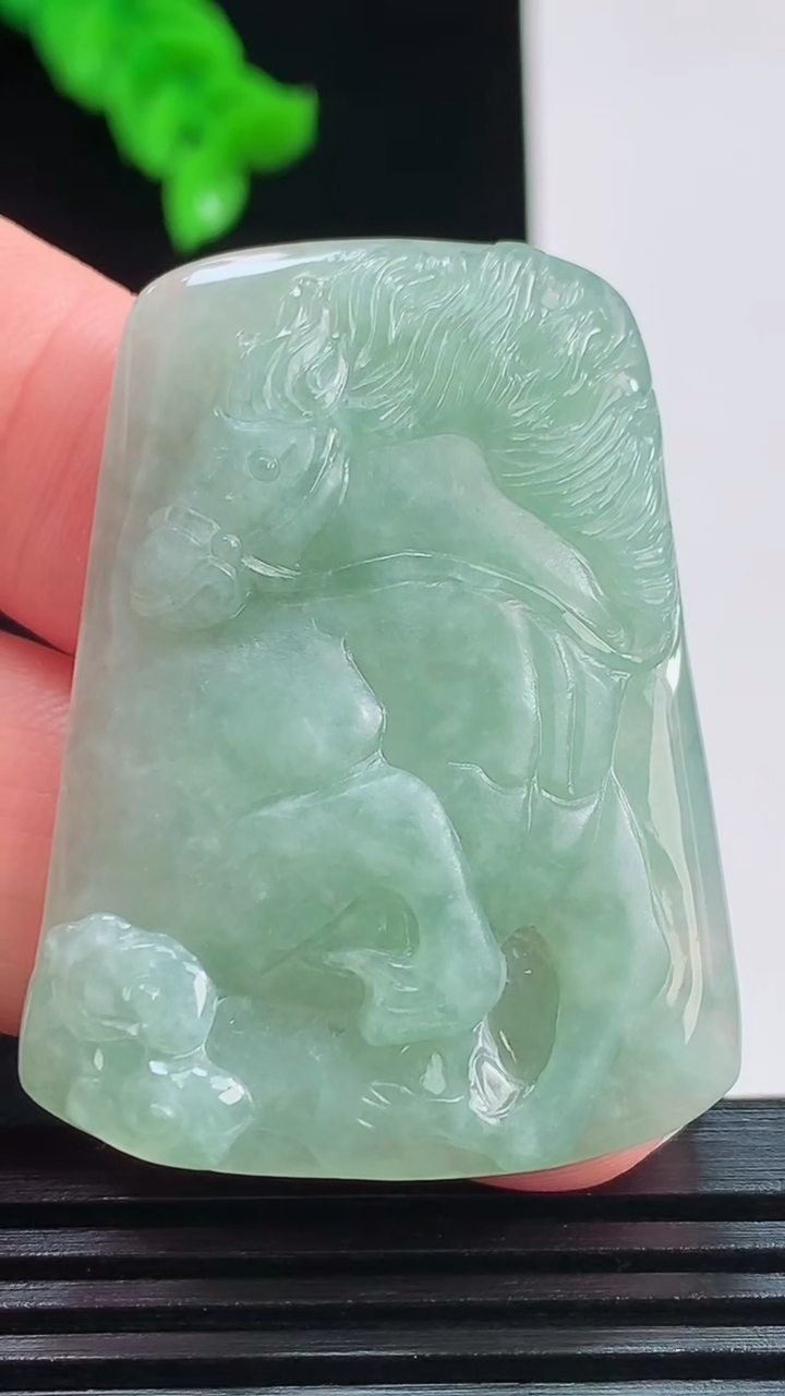天然A货翡翠生肖马吊坠，尺寸43.7-31.8-5.2重量:14.68g
8月26日
