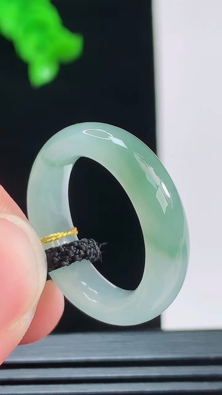 天然A货翡翠冰种飘花玉指环 戒指，尺寸17.5-5.9重量:4.15g2026年8月26日
工厂直销