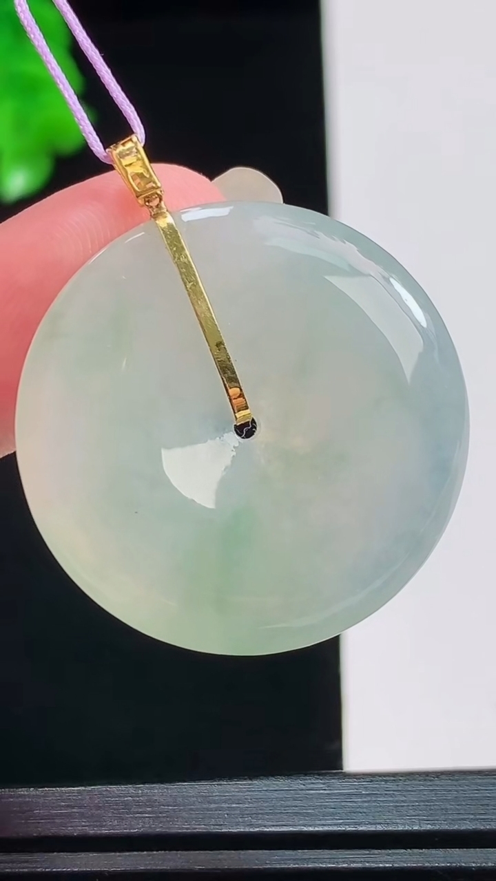 天然A货翡翠平安扣吊坠，尺寸30.7-5.1重量:10.09g
8月26日