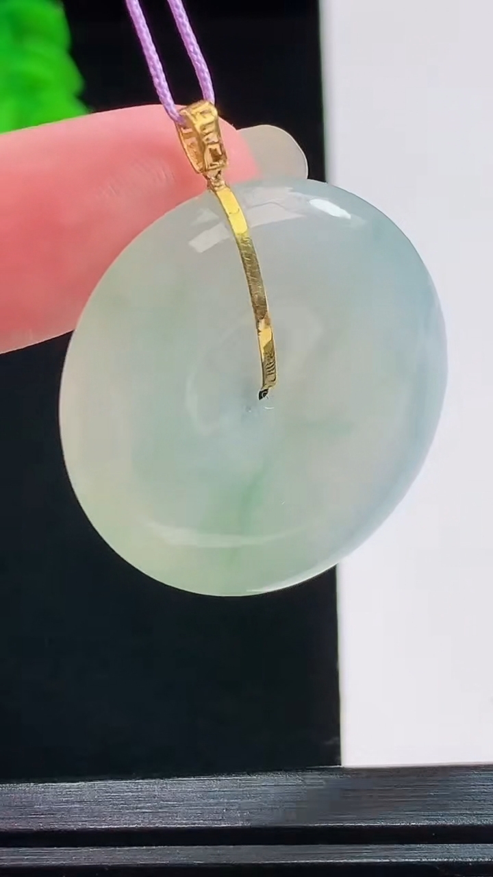 天然A货翡翠平安扣吊坠，尺寸30.7-5.1重量:10.09g
8月26日