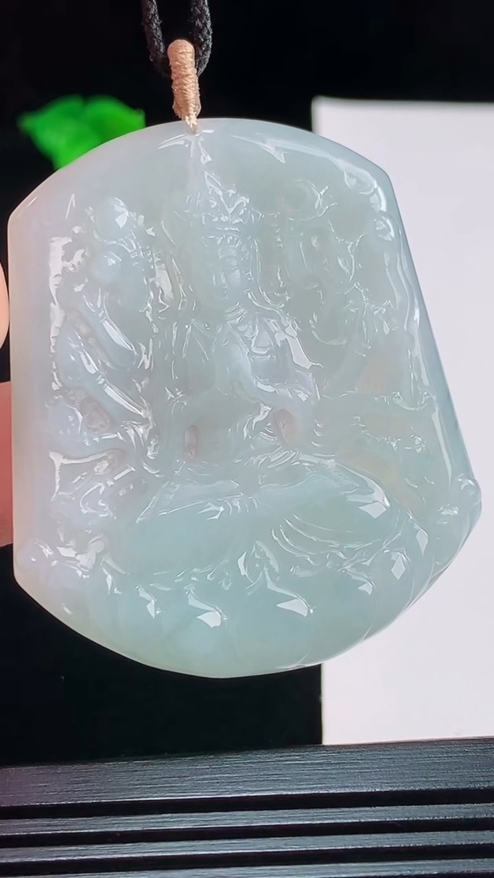 天然A货翡翠千手观音菩萨吊坠，尺寸49.9-43.7-5.6重量:23.90g
8月26日