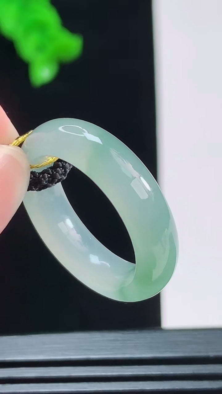 天然A货翡翠冰种飘花玉指环 戒指，尺寸17.5-5.9重量:4.15g2026年8月26日
工厂直销收藏佳品,种好水足，色泽均匀，有种有色，上手高大气！