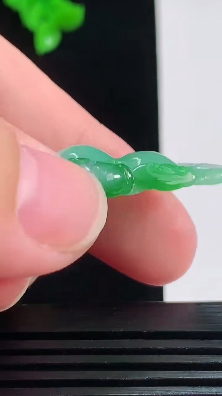 天然A货翡翠福豆吊坠，尺寸42-20.5-7.8重量:8.45g
8月26日