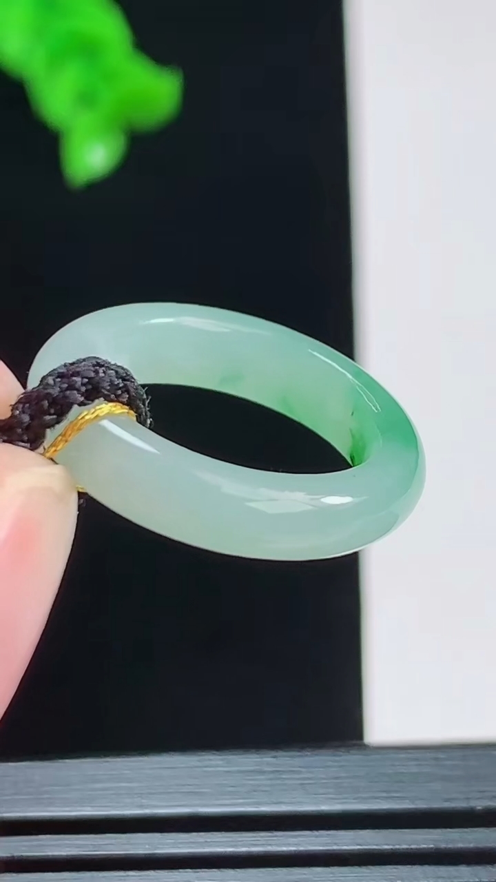 天然A货翡翠玉指环 戒指，尺寸15.5-5重量:2.82g2026年8月26日
工厂直销收藏佳品,种好水足，色泽均匀，有种有色，上手高大气！