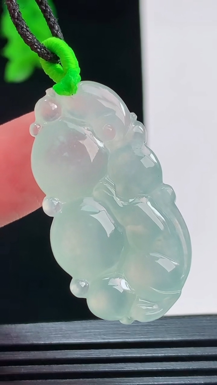 天然A货翡翠灵猴献瑞吊坠，尺寸39.5-19.9-6.3重量:8.60g
8月26日
