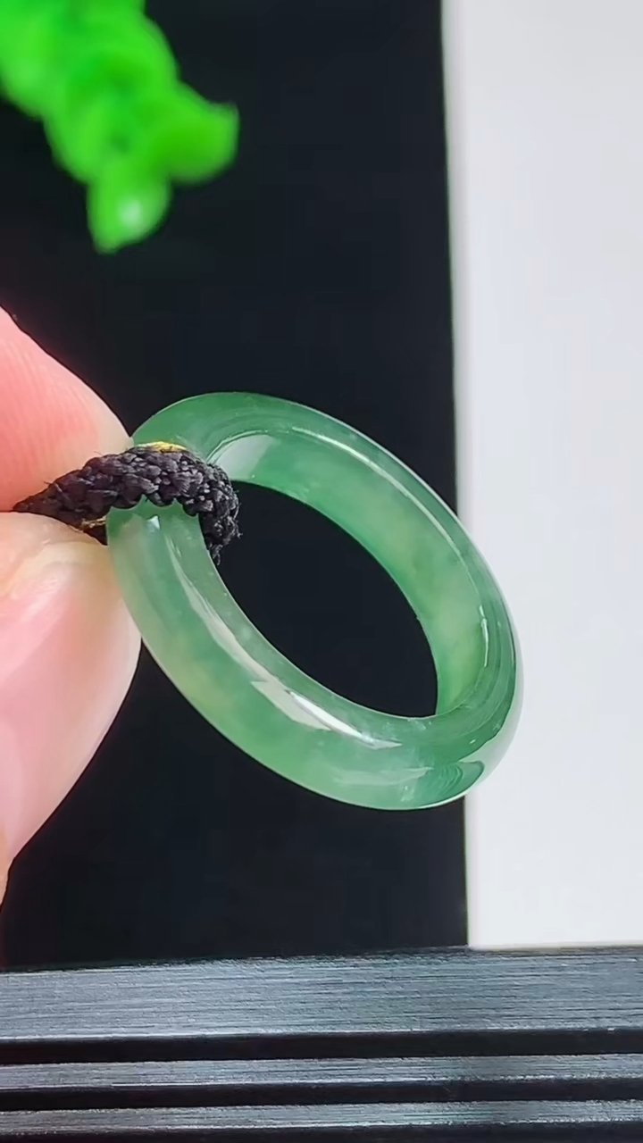 天然A货翡翠玉指环 戒指，尺寸17-4.4重量:2.82g2026年8月26日
工厂直销收藏佳品,种好水足，色泽均匀，有种有色，上手高大气！