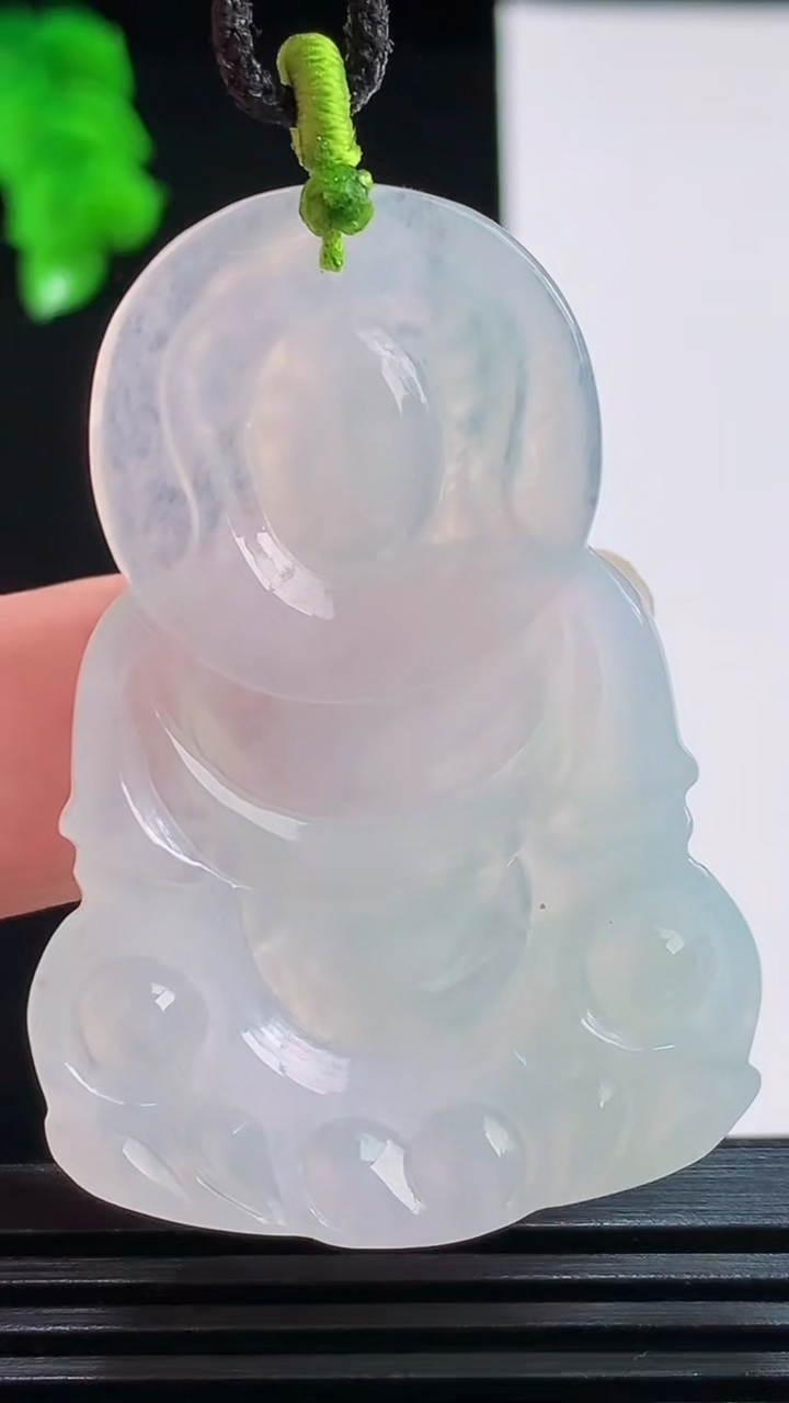天然A货翡翠观音菩萨吊坠，尺寸48.9-34.2-6.6重量:15.50g
8月26日