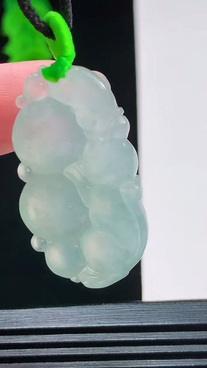 天然A货翡翠灵猴献瑞吊坠，尺寸39.5-19.9-6.3重量:8.60g
8月26日