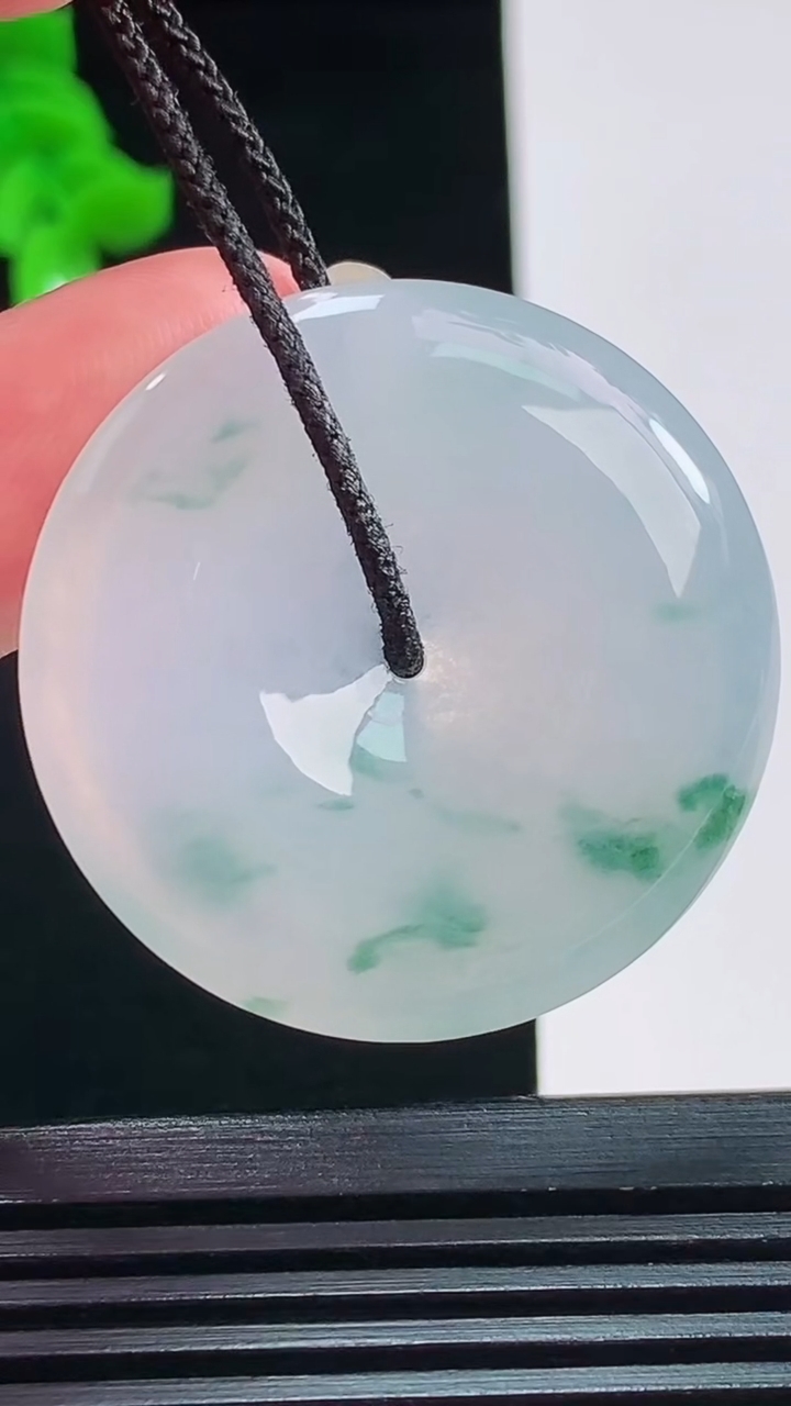 天然A货翡翠冰种飘花平安扣吊坠，尺寸34.7-5.7重量:13.95g
8月26日