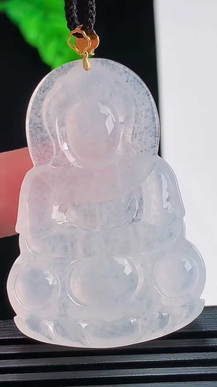 天然A货翡翠种白冰正装观音菩萨吊坠，尺寸47.8-33.3-5.7重量:14.00g
8月26日
