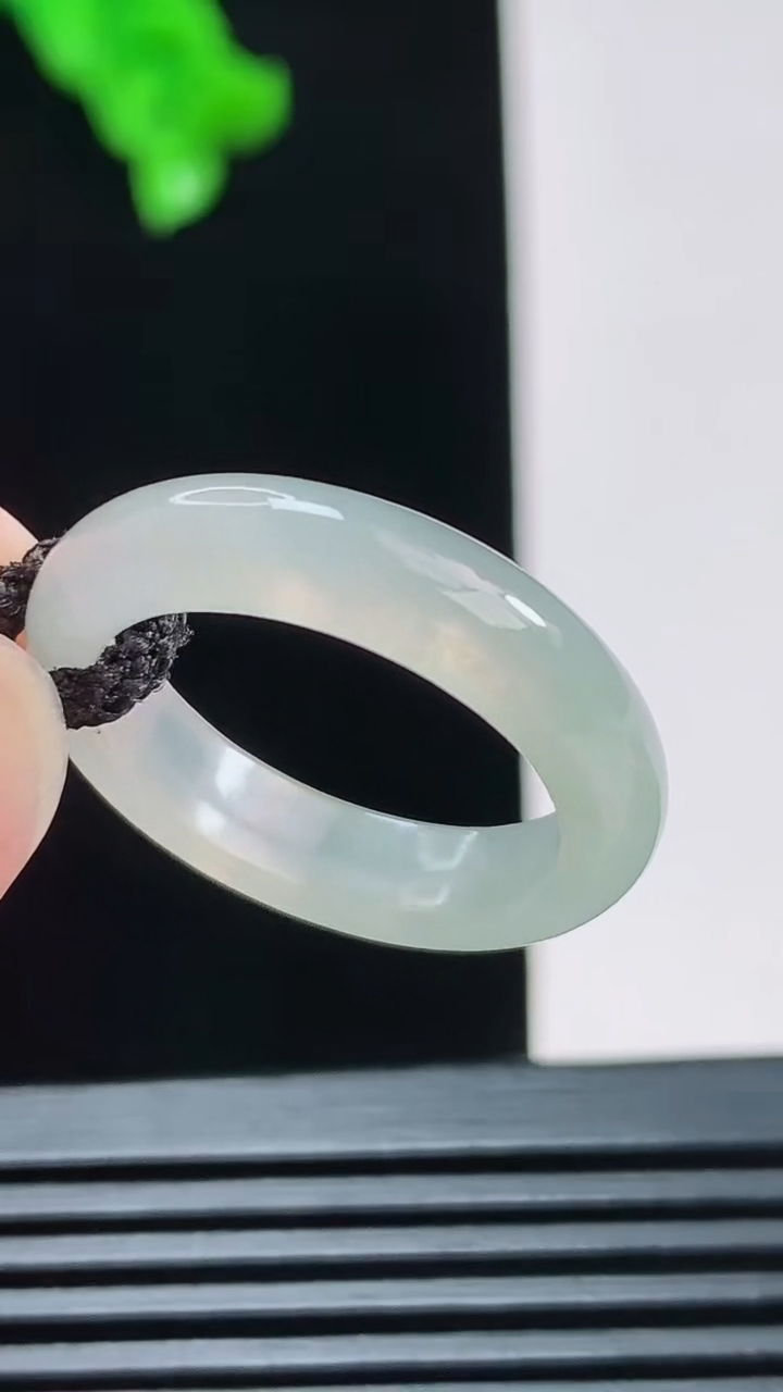 天然A货翡翠玉指环 戒指，尺寸18.4-5重量:3.11g2026年8月26日
工厂直销收藏佳品,种好水足，色泽均匀，有种有色，上手高大气！
