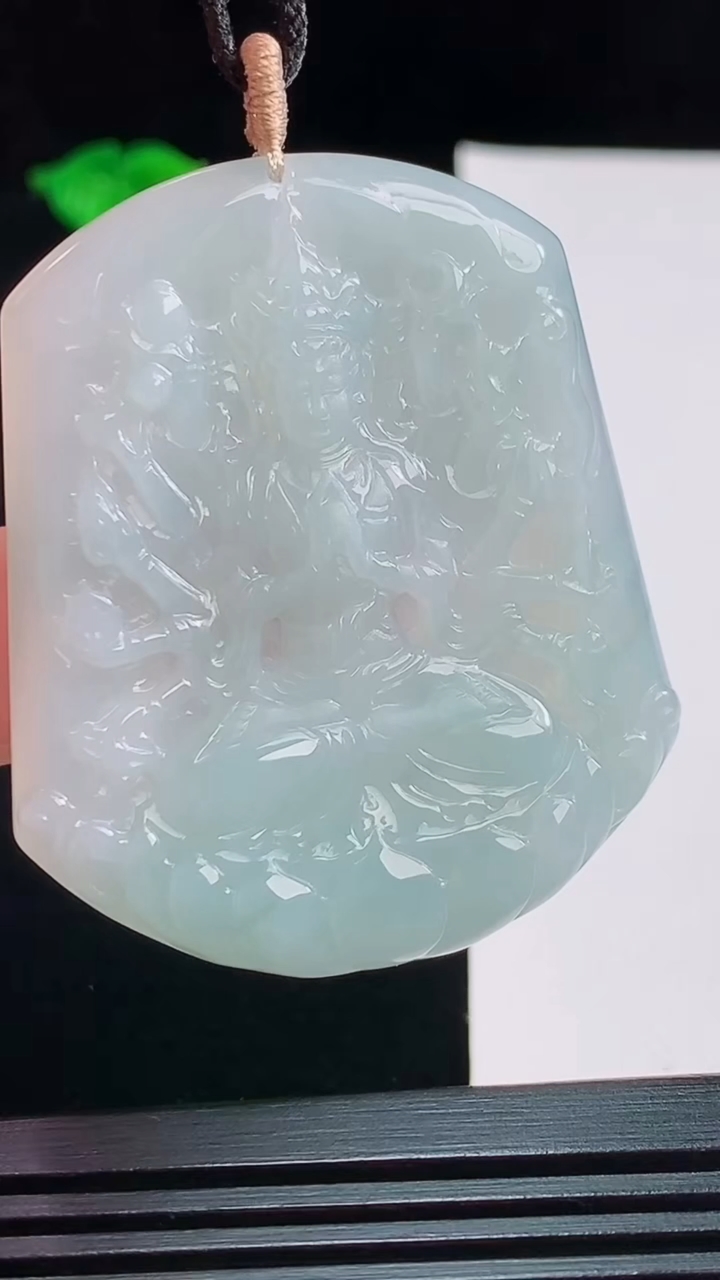 天然A货翡翠千手观音菩萨吊坠，尺寸49.9-43.7-5.6重量:23.90g
8月26日