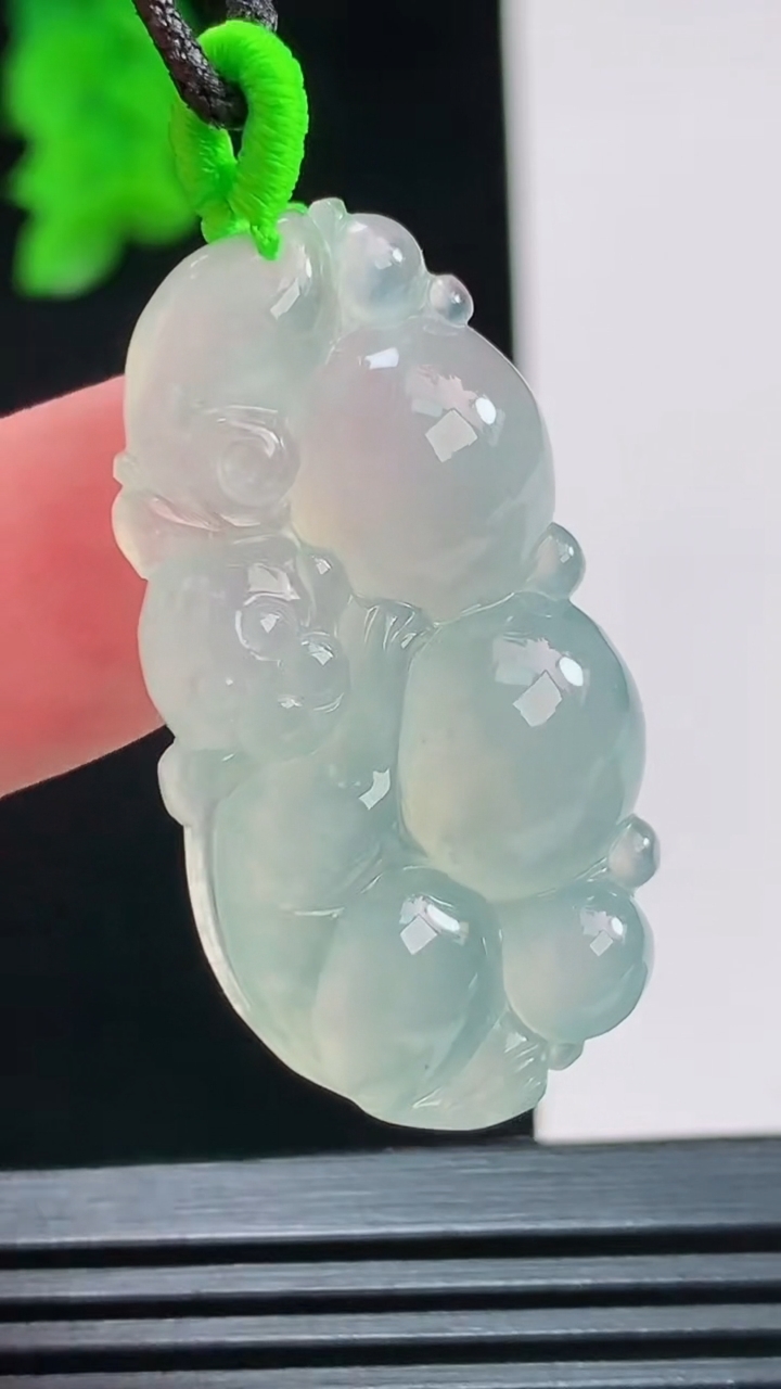 天然A货翡翠灵猴献瑞吊坠，尺寸39.5-19.9-6.3重量:8.60g
8月26日