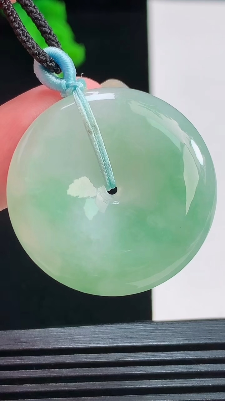 天然A货翡翠平安扣吊坠，尺寸31.9-6.6重量:13.43g
8月26日