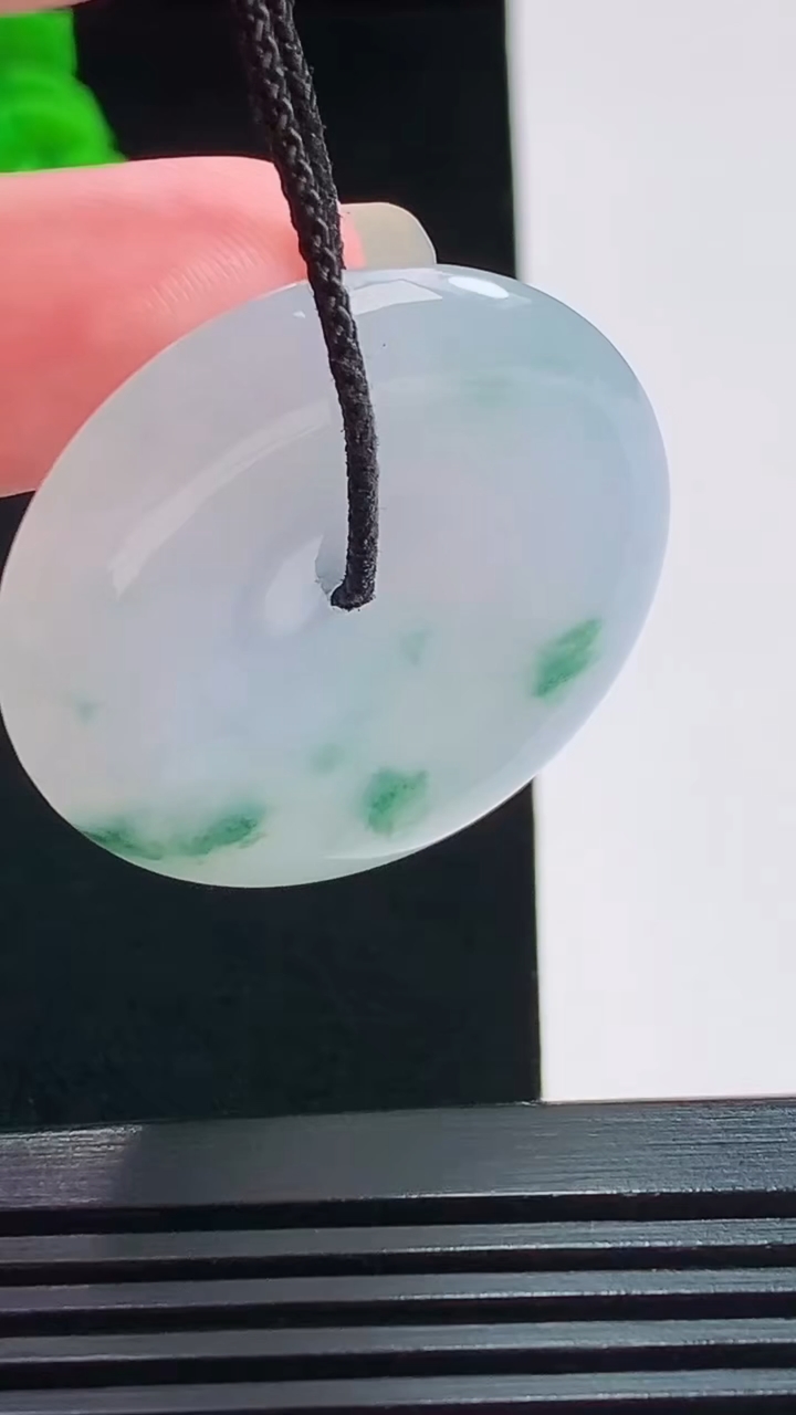 天然A货翡翠冰种飘花平安扣吊坠，尺寸34.7-5.7重量:13.95g
8月26日