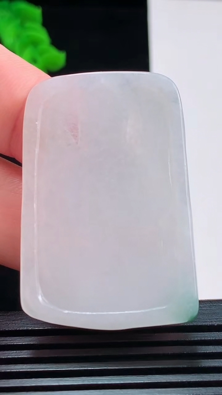 天然A货翡翠千手观音菩萨吊坠，尺寸44.8-30.4-4.7重量:12.75g
8月26日