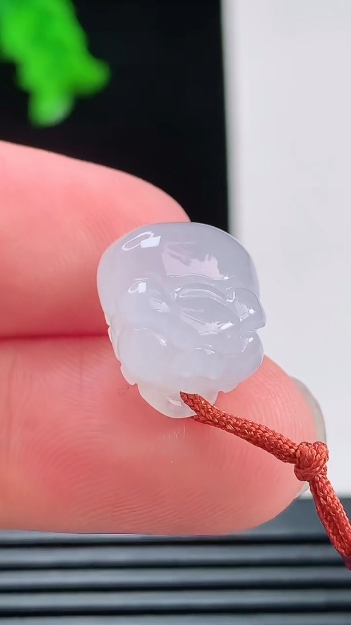 天然A货翡翠生肖猪吊坠，尺寸14.3-12.7-8.6重量:3.24g
8月26日