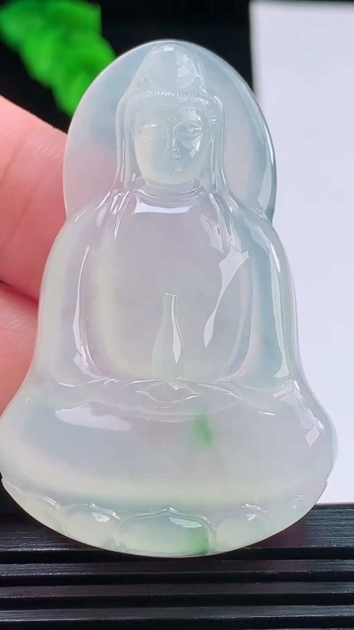 天然A货翡翠观音菩萨吊坠，尺寸52.2-33.5-5.3重量:16.21g
8月26日