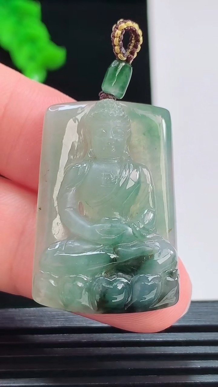 天然A货翡翠冰种飘花大日如来吊坠，尺寸33.6-22.5-5.7重量:9.00g
8月26日