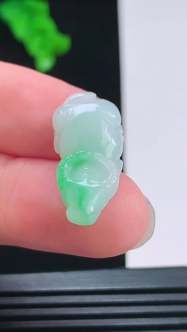 天然A货翡翠生肖牛吊坠，尺寸24.7-12-5.7重量:3.35g
8月26日